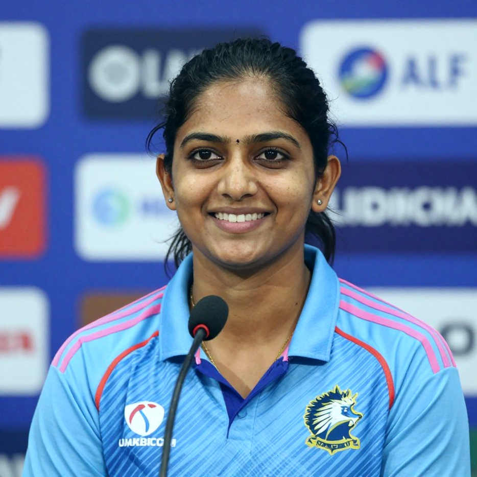 "উইকেট এখনও দেখিনি" — মিরপুরে সিমন্সের কঠিন লড়াইয়ের ইঙ্গিত